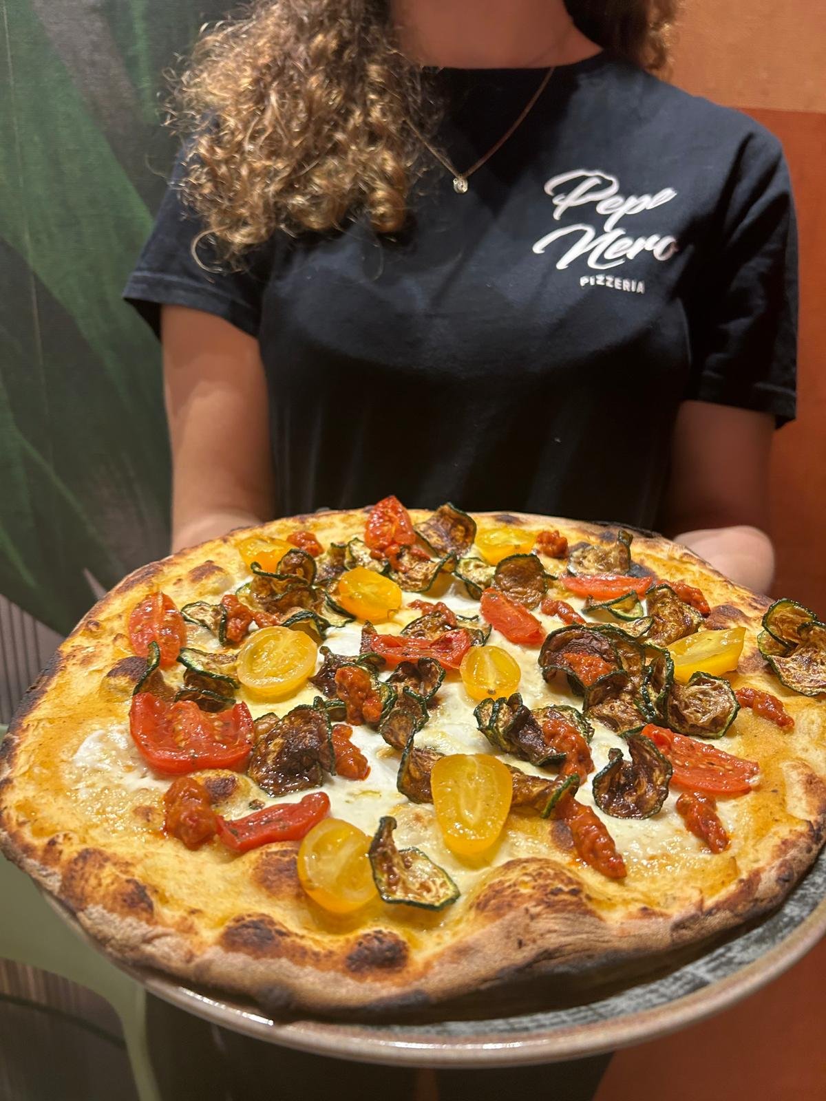 Vegetariana New Pepe Nero — salsa datterino giallo, bufala, chips di zucchine, polvere di capperi